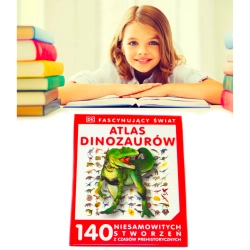 Dziecko z książką atlasem o dinozaurach